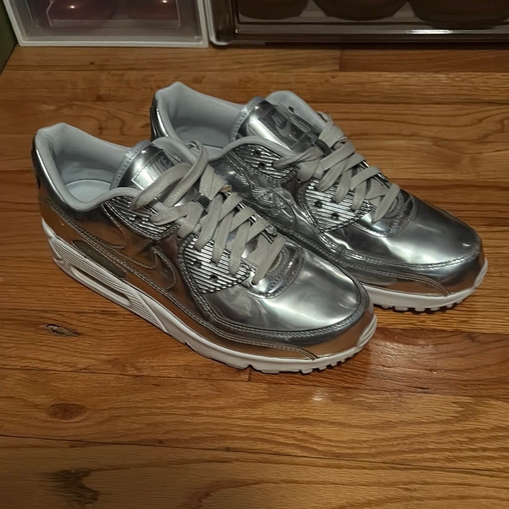 Nike Silver Sneakers Sleek Design Comfort Fit